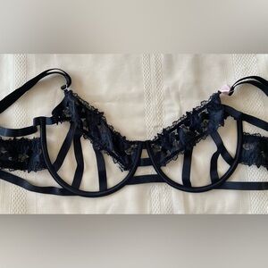 NWT Victoria’s Secret 38DD VERY SEXY Black Flower Appliqué Strappy Open Cage Bra